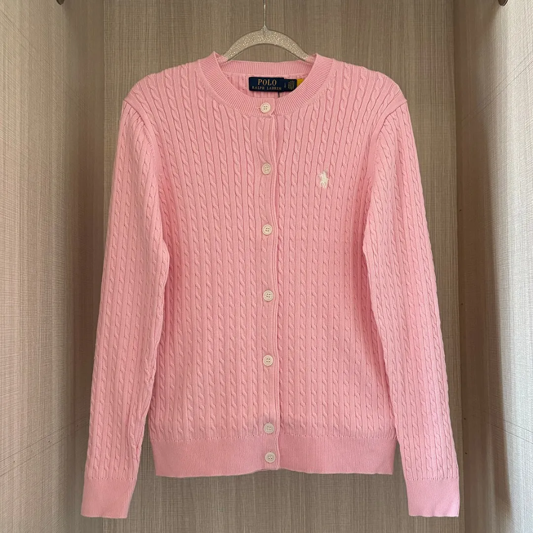 P190 RALPH LAUREN Ten-color classic small label embroidered round neck long-sleeved buttoned cardigan knitted sweater top. Pure original high-density LOGO embroidery on the chest, original 1:1 customized tag accessories. Made of pure cotton yarn, multi-knitted pure cotton is skin-friendly and comfortable, small label war horse embroidery, small twist button polo neck sweater 🐎 high quality, follow the blogger to learn how to wear it! Let’s buy a Ralph Lauren cable sweater. It’s a super hard-to-find series after it became popular. It’s hard to find one on the official website. It’s simple and practical, has a lazy and loose feel, soft and delicate feel, and has a loose fit. Whether worn alone or layered, you can wear a simple one to create different styles of fashion!  Color: White Black Navy Blue Gray Pink Red Watermelon Red Blue Apricot Light Purple Size: S M L XL